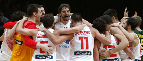 Los jugadores de España celebran el título.